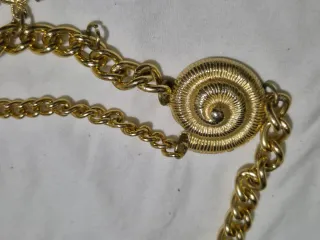 Cinturón dorado con ancla y timón