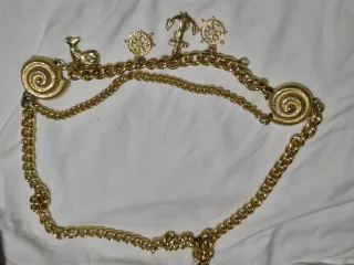 Cinturón dorado con ancla y timón