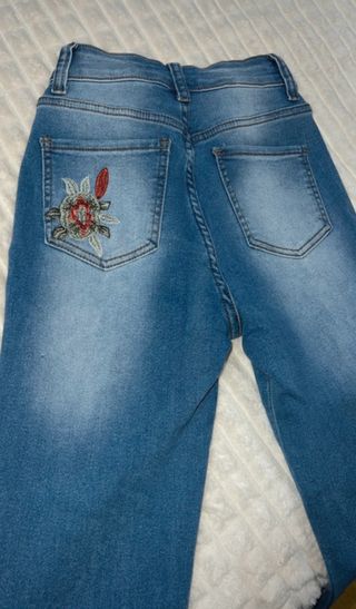 Pantalones vaqueros acampanados con bordado