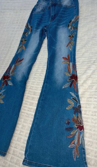 Pantalones vaqueros acampanados con bordado