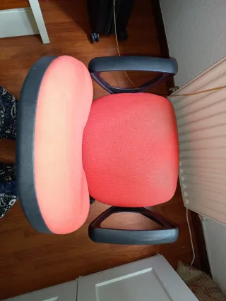 Silla de oficina ergonómica roja y otra verde