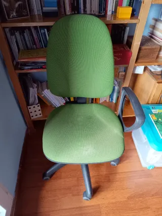 Silla de oficina ergonómica roja y otra verde