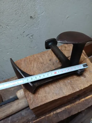 Yunke Zapatero antiguo con sello de fabricacion