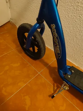 Patinete azul en buen estado