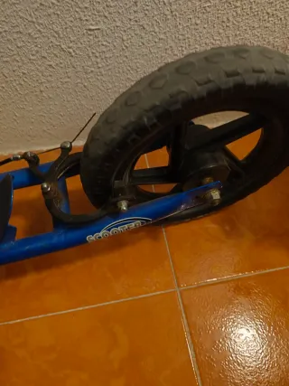 Patinete azul en buen estado
