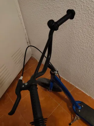 Patinete azul en buen estado