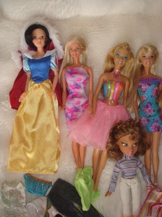 Lote Muñecas Barbie y Bratz con Ropa
