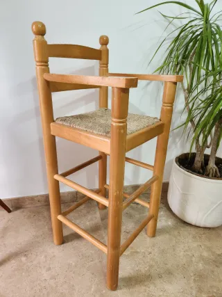 Trona de madera con asiento de mimbre