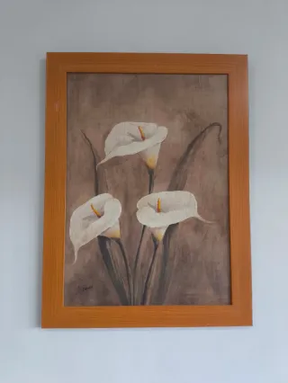 Cuadro de flores blancas en marco de madera