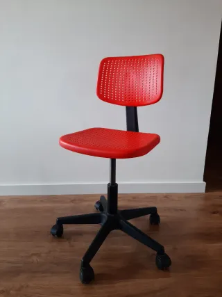 Silla de escritorio roja y negra