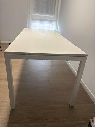 Mesa de salón u oficina blanca