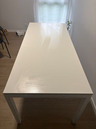 Mesa de salón u oficina blanca