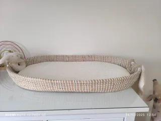 Cambiador de mimbre para bebé con lazo