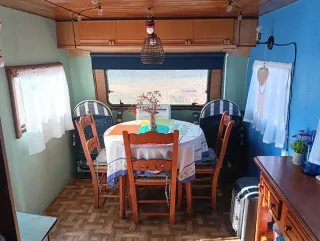 Caravana grande con pérgola .