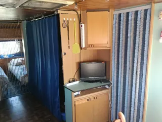 Caravana grande con pérgola .