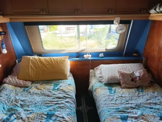 Caravana grande con pérgola .