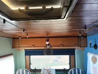 Caravana grande con pérgola .