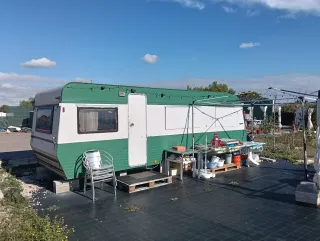 Caravana grande con pérgola .