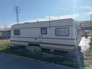 Caravana grande con pérgola .