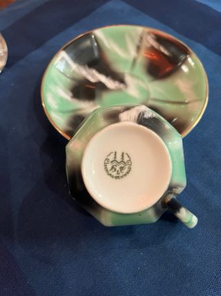 Taza y platillo verde con diseño ańos 1930
