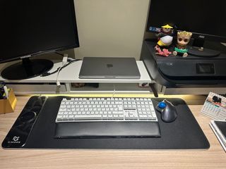 Escritorio ajustable gris y blanco