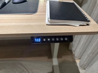 Escritorio ajustable gris y blanco