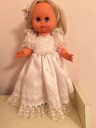 Muñeca antigua vestida de comunión