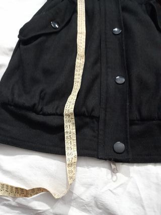 Abrigo negro con capucha extraíble