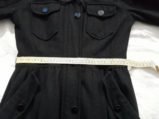 Abrigo negro con capucha extraíble