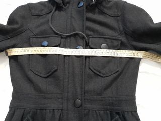 Abrigo negro con capucha extraíble