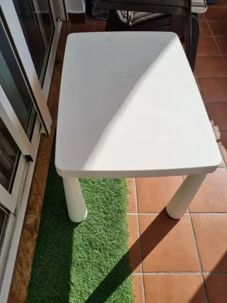 Mesa infantil de plástico blanca