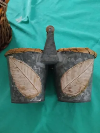 Maceteros de metal y mimbre