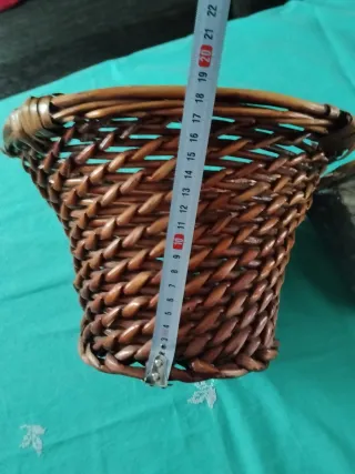 Maceteros de metal y mimbre