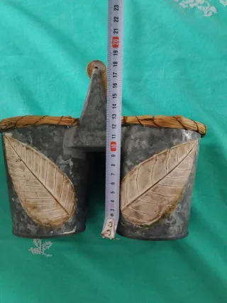 Maceteros de metal y mimbre