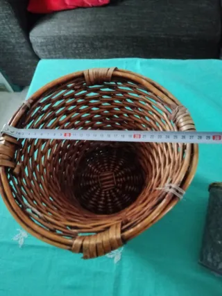 Maceteros de metal y mimbre