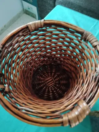 Maceteros de metal y mimbre