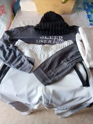 Set sportivo grigio e bianco per ragazzi