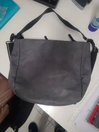 Bolso Slang gris bandolera y de mano.