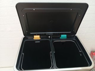 Cubo de basura metálico con pedal