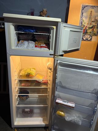 Nevera blanca con congelador marca teka