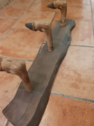 Perchero rústico de madera con pezuñas