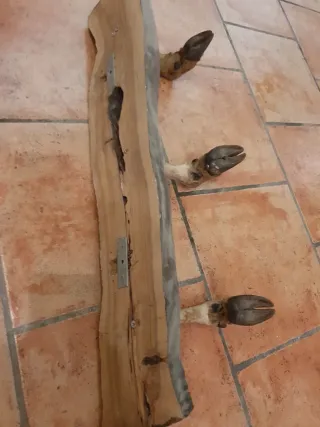 Perchero rústico de madera con pezuñas