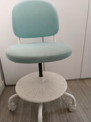 Silla infantil IKEA verde agua marina.