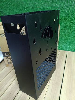 SONGMICS Paragüero de Metal, Soporte de Paraguas, Rectangular, con Bandeja de Agua Extraíble, 4 Ganchos, Diseño Tallado, para Entrada, Oficina, Negro LUC004B01