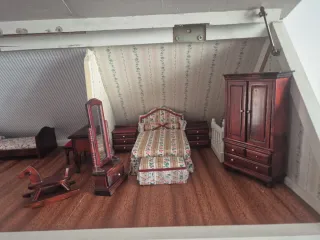 Casita de muñecas de madera