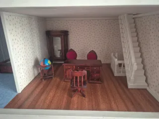 Casita de muñecas de madera