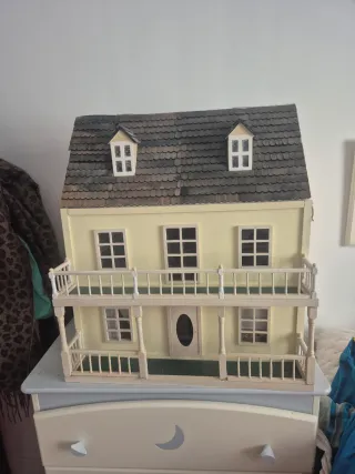 Casita de muñecas de madera