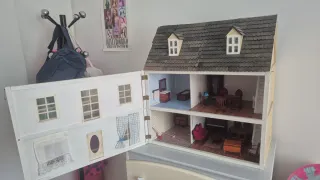 Casita de muñecas de madera