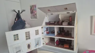 Casita de muñecas de madera