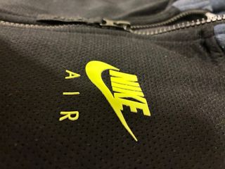 Chaqueta Nike Air Max Gris y Negra